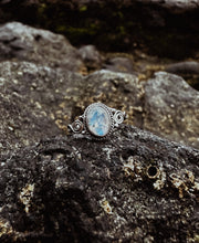 Afbeelding in Gallery-weergave laden, The Ring Moonstone Facet
